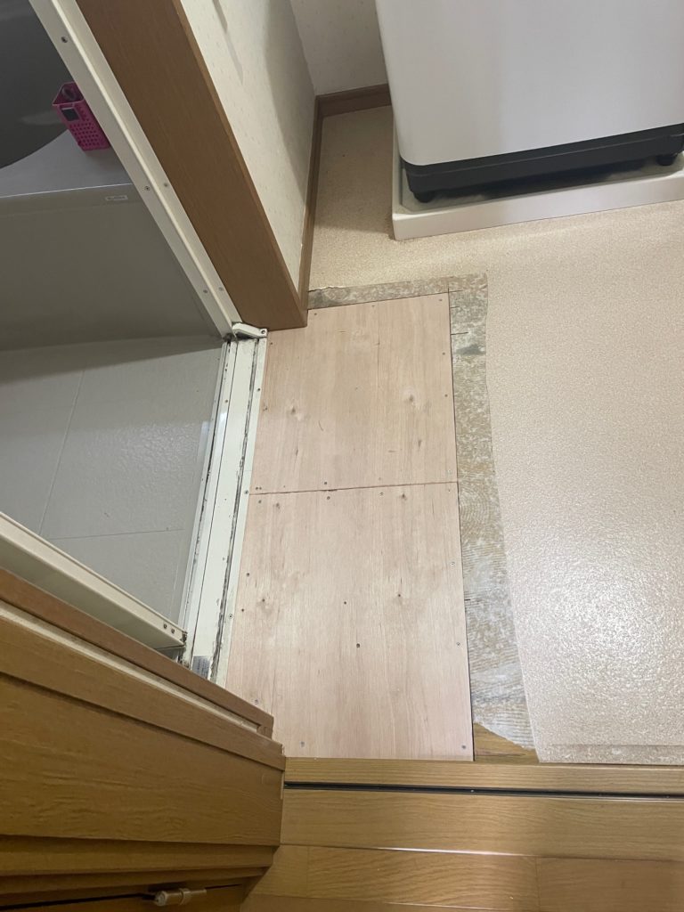洗面所　床板の貼替補修工事